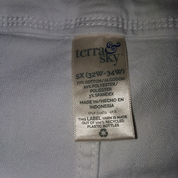 Terra & Sky Denim Capri - Picture 3 of 3
